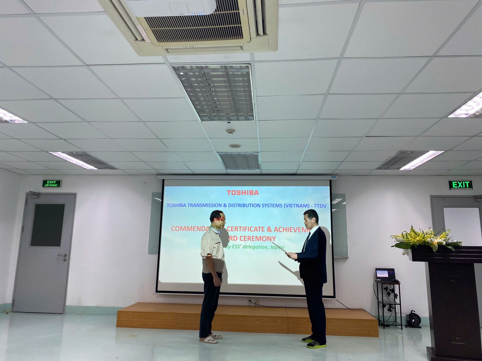 Chụp ảnh cùng ông Lại Vũ Quang